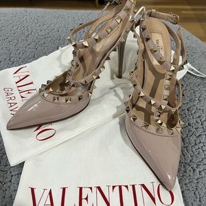 Valentino PATENT ROCKSTUD CAGED PUMP 100MM